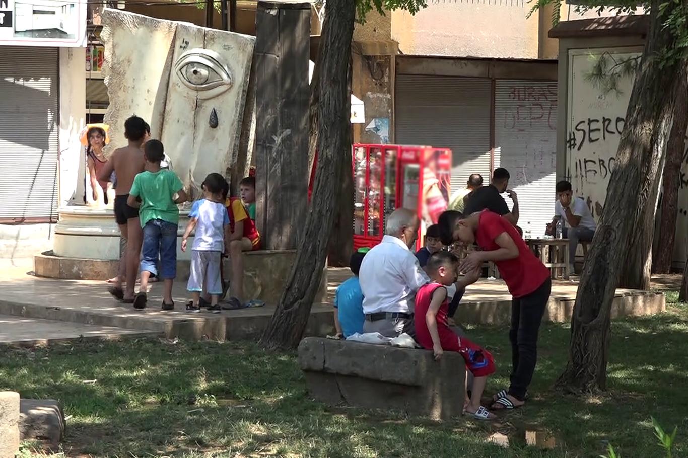 Çocuklar, Anzele suyuna girmesin diye polis nöbet tutuyor